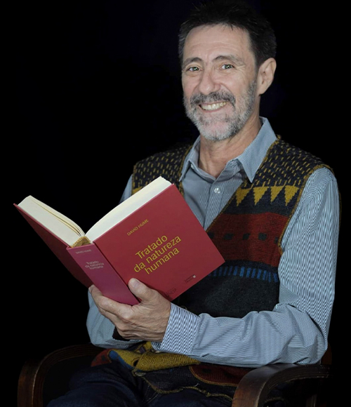 Dhenilson Ferreira Costa 手持一本书