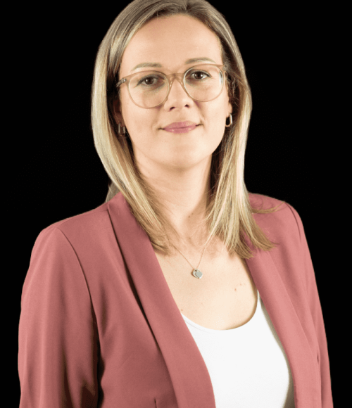 Mujer profesional que representa a KTB Europe, proveedor líder de MRO centrado en piezas de automatización industrial, servicios de adquisición de MRO y soluciones de abastecimiento de MRO en Europa y fuera de ella.