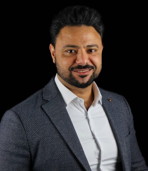 Retrato profesional de un representante de KTB Europe, que destaca su experiencia en servicios de aprovisionamiento de MRO, piezas de automatización industrial y principales proveedores de MRO en Europa y Latinoamérica.